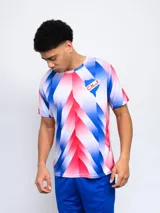 Remera de entrenamiento estampada con los colores del Club Nacional de Football.