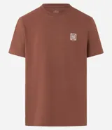 Remera color ladrillo de corte clásico, con cuello redondo y mangas cortas. Presenta un pequeño estampado cuadrado en el pecho.