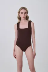 Body blanco sin mangas, de corte ajustado al cuerpo, con escote cuadrado.