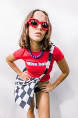 Bolso tipo toalla con estampado de cuadros blancos y negros, con correa ancha a juego.