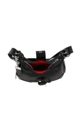 Bolso de hombro tipo baguette color camel, con correa ajustable y hebilla decorativa en el frente. Incluye un charm colgante con el logo de la marca.