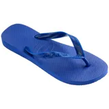 Ojotas Havaianas Top color blanco, con suela texturizada y tiras con diseño en relieve y logo de la marca.