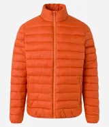 Campera puffer ultraligera color beige, con cuello alto, cierre por cremallera y bolsillos con cremallera. Incluye bolso de almacenamiento.