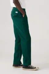 Pantalón chino verde oscuro, de corte recto y tiro medio.