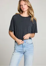 Remera corta negra de algodón con cuello redondo y mangas cortas.