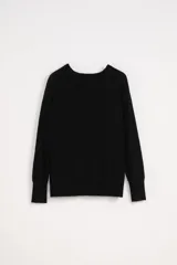 Buzo básico negro de cuello redondo, diseñado para un ajuste cómodo y moderno.