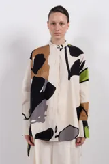 Camisa de manga larga con cuello mao y estampado abstracto floral en tonos beige, marrón, negro, gris y verde.