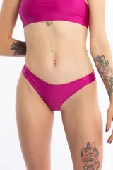 Bombacha de bikini fucsia de corte vedetina, confeccionada en tela brillante.