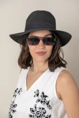 Sombrero de ala ancha color negro, con cinta negra alrededor de la copa.