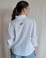 Blusa celeste con cuello mao y mangas abullonadas.