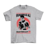 Remera gris con estampado de Muhammad Ali en un círculo rojo, con texto "Straight Outta Louisville, Kentucky", "Heavyweight Champion of the World" y logo de la marca Emexem.