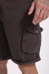 Bermuda cargo color marrón topo, de corte recto y largo hasta la rodilla, con bolsillos laterales con solapa y cordón ajustable en la cintura.