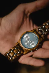 Reloj de pulsera Chenaut Lune con caja y correa de madera de zebrano, esfera plateada con números romanos y subdiales plateados, movimiento de cuarzo, función de cronógrafo y fechador, cristal Hardlex resistente a los arañazos y resistencia al agua 3 ATM.