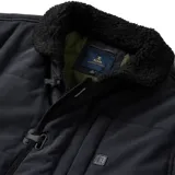 Campera negra con cuello de piel sintética, cierre con botones tipo tanca, bolsillos frontales con solapa y bolsillo vertical en el pecho. Corte recto y largo a la cadera.