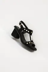 Sandalias de cuero color bordó, con taco cuadrado y tiras con apliques metálicos dorados.