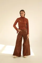 Pantalón de cuero color chocolate, de corte wide leg y tiro alto.