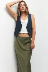 Falda midi color champagne de satén con cintura elástica.