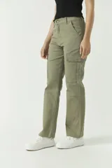 Pantalón cargo color verde militar, de tiro alto, con bolsillos laterales y traseros, y presillas para cinturón. Confeccionado en algodón con elastano.