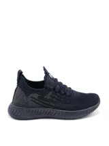 Calzado deportivo color negro, de diseño ligero y suela con buen agarre.