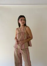 Top corto color beige con rayas verticales rojas, breteles anchos y espalda elastizada.