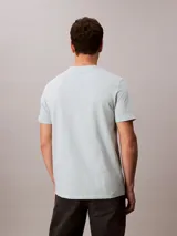 Remera celeste de algodón con logo 'calvin klein jeans' estampado en el pecho.