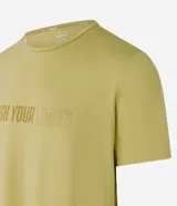 Remera deportiva color verde claro, de cuello redondo y manga corta, con estampa frontal con la frase "Push Your Limits" en letras de gel.