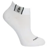 Pack de tres pares de calcetines cortos deportivos Hush Puppies, uno negro, uno blanco y uno gris. Todos con logo de la marca en el tobillo.