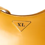 Bandolera color camel de símil cuero liso, con correa regulable y herrajes plateados. Tiene acceso con cierre, un compartimento y un bolsillo interno con cierre.