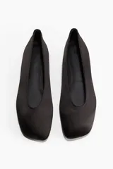 Ballerinas negras de satén elástico con punta cuadrada y forro de satén.