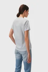 Remera gris con bordado de hojas y flores.
