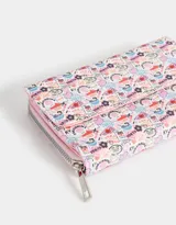 Billetera de cuerina color crema con estampado de flores rosas. Tiene solapa con broche y cierre circundante con puller.