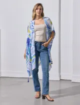 Kimono tejido de poliéster, marca Do Everything In Love, con mangas amplias estilo japonés y terminación de ruedo con borlas.