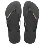 Sandalias Havaianas Slim Logo Metallic, color negro con logo dorado en la tira.