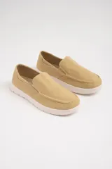 Mocasines color beige con suela blanca.