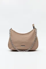 Cartera tipo baguette color beige, de nylon, con correa de cadena metálica plateada.