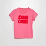 Camiseta rosa de punto con estampado de la palabra 'amour' en rojo y dos corazones.