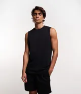 Musculosa negra de algodón, corte clásico y cuello redondo.