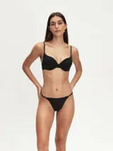 Soutien negro con aro y breteles finos regulables.