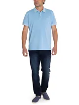 Remera tipo polo celeste de algodón orgánico con cuello clásico y tapeta de dos botones. Presenta un pequeño logo bordado de un pato en el pecho.
