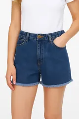 Short de jean negro con calce medio y terminación desflecada.
