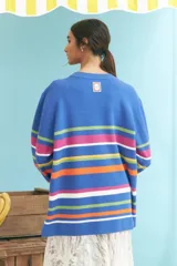 Cardigan azul con rayas horizontales en tonos rosa, naranja, blanco y verde.