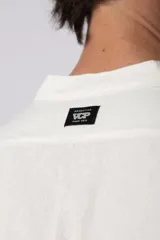 Camisa de manga larga color blanco roto, confeccionada en una mezcla de lino y viscosa, con cuello mao y corte relajado.