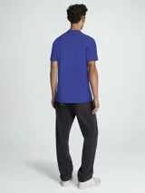 Remera azul de algodón con cuello redondo y logo Calvin Klein Jeans bordado en el pecho.