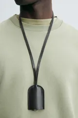 Sudadera verde militar de algodón con interior de rizo, corte relaxed fit, cuello redondo y mangas largas con puños y ruedo acanalados.