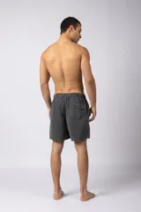 Short de baño gris con cintura elastizada y cordón ajustable. Tiene bolsillos laterales y logo de la marca en la pierna derecha.