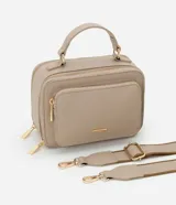 Bolso bandolera negro con correa de mano fija y asa larga ajustable desmontable. Cuenta con bolsillo delantero y cierre por cremallera.