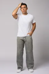 Pantalón de jean gris claro, corte amplio y tiro alto.