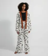 Kimono corto de viscosa con estampado de pinceladas en blanco y negro, y borde con estampado animal print de jaguar en tonos marrones.