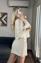 Torerita de crochet color crudo, con mangas largas y cordón para atar en el delantero. Talle único.