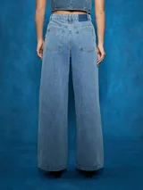 Pantalón de jean negro de tiro alto con corte ancho y pierna recta. Presenta costuras visibles y bolsillos tipo cinco bolsillos.